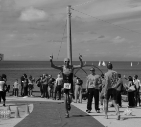 Arrivo mani al cielo - 30EGGS Triathlon Cross Super Sprint